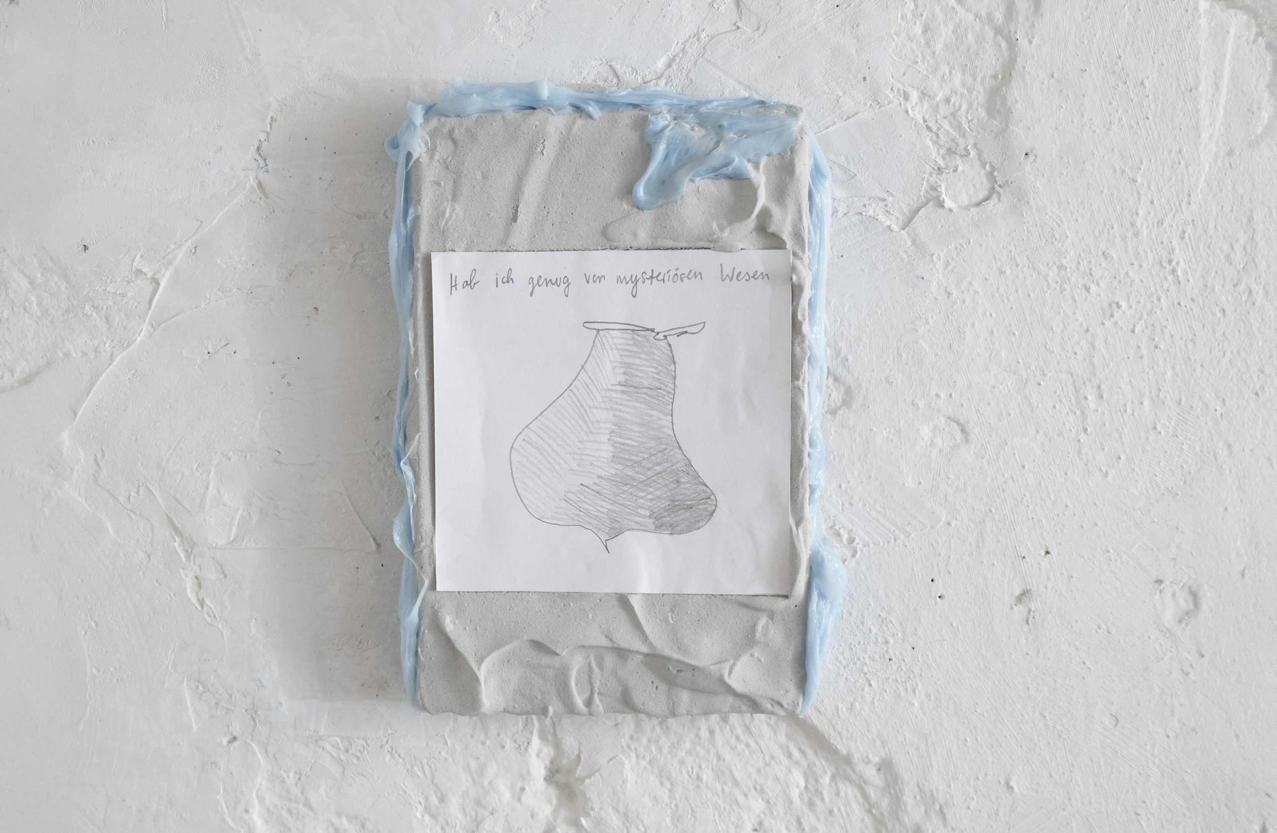 Stefanie Winter Kunst München Mixed media: minimalistische Bleistiftzeichnung eines Gesichts über einer organischen, zellartigen Form auf mintgrünem Hintergrund
