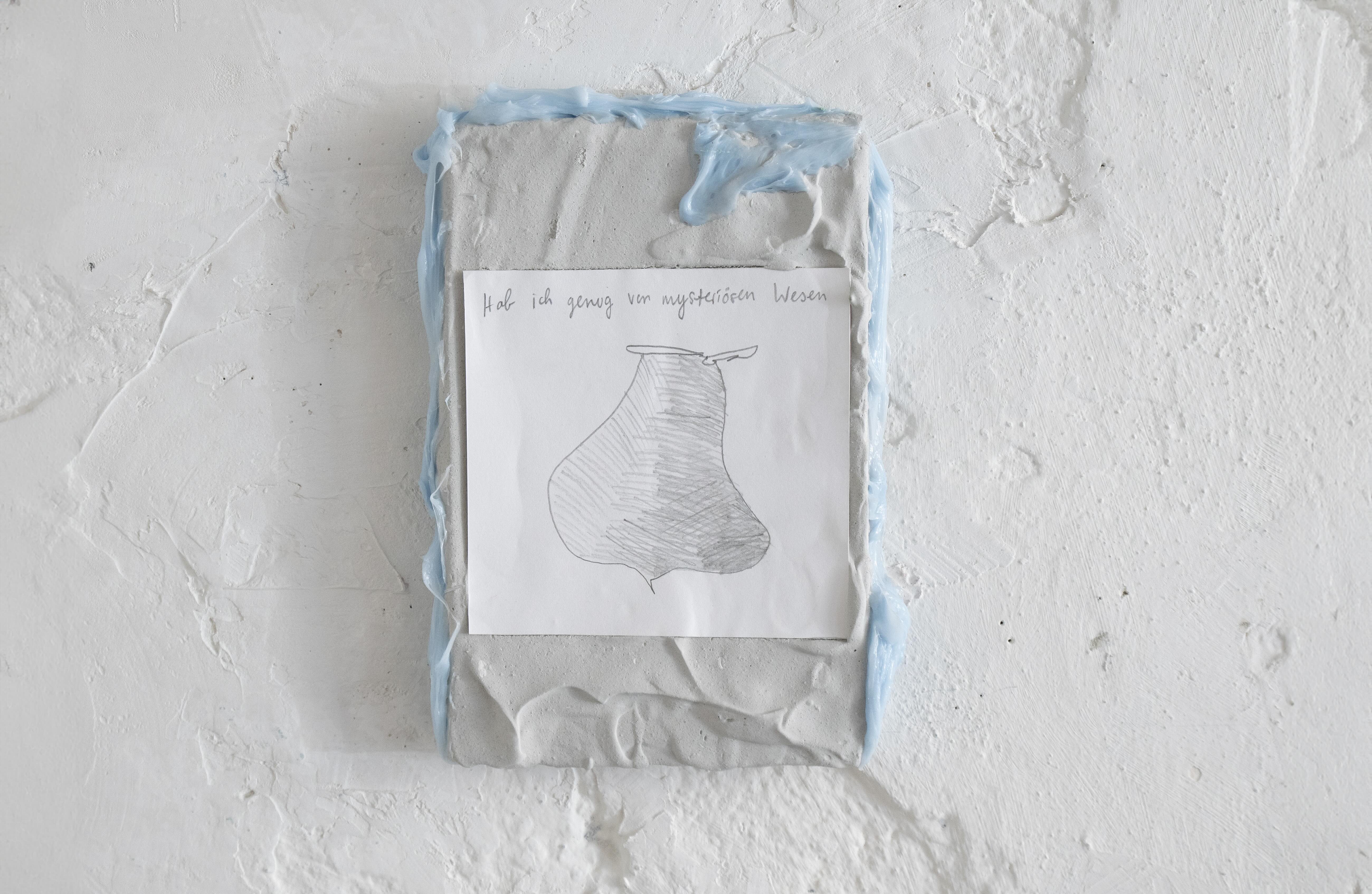 Stefanie Winter Kunst München Mixed media: minimalistische Bleistiftzeichnung eines Gesichts über einer organischen, zellartigen Form auf mintgrünem Hintergrund