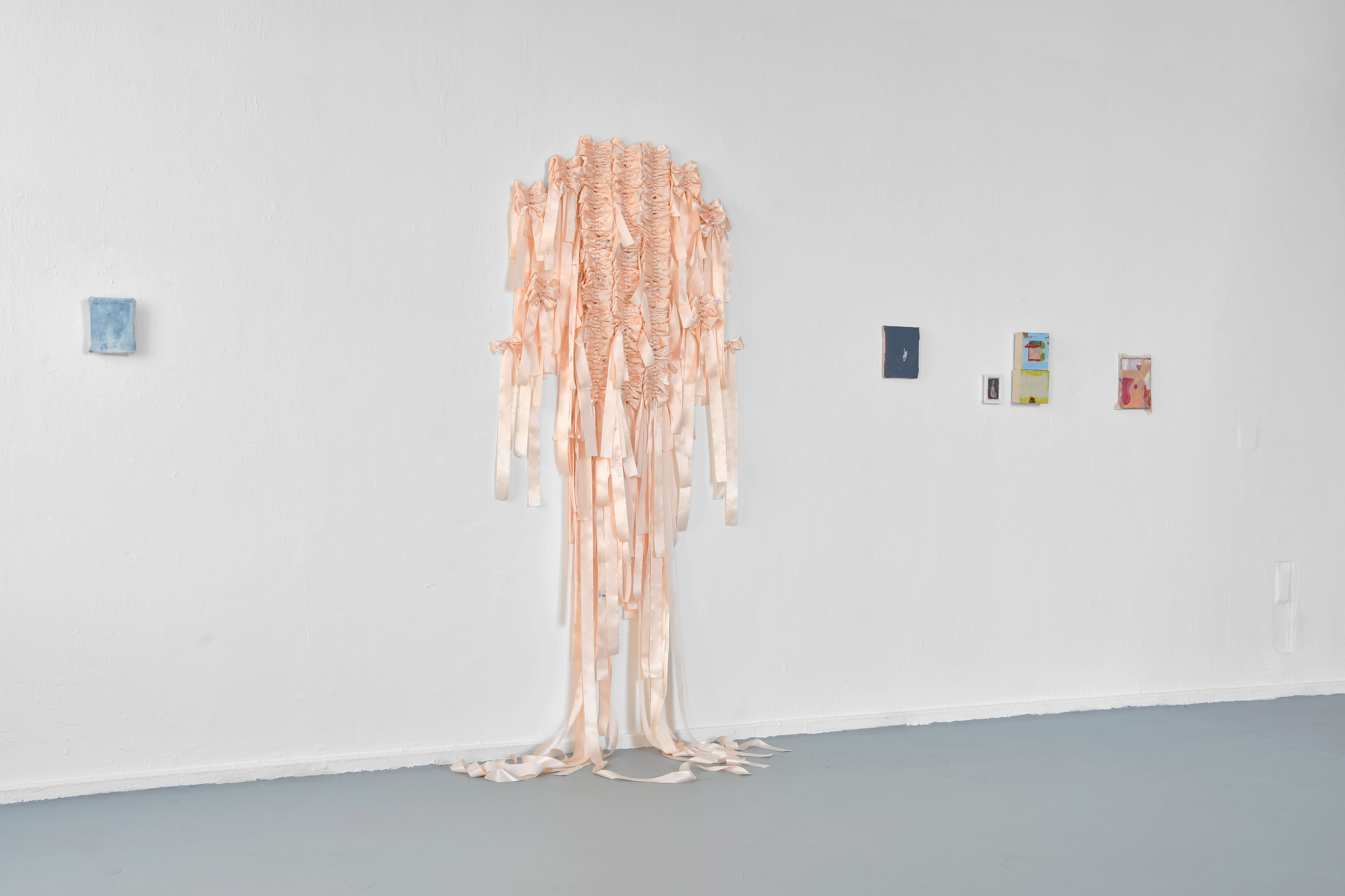 Exhibition view In Teilen daher kommen, Akademie der Bildenden Künste München, 2024