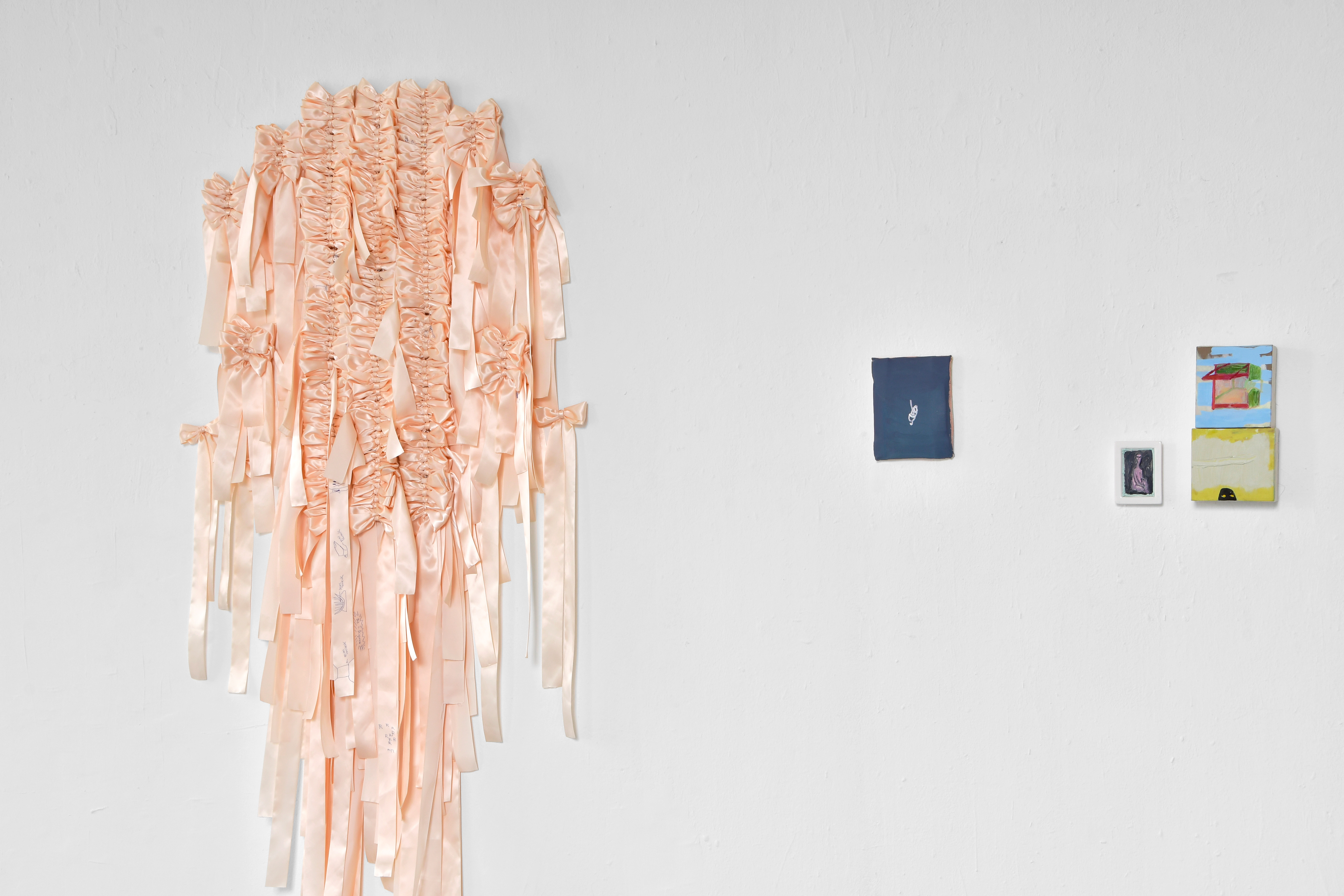 Closeup exhibition view In Teilen daher kommen, Akademie der Bildenden Künste München, 2024